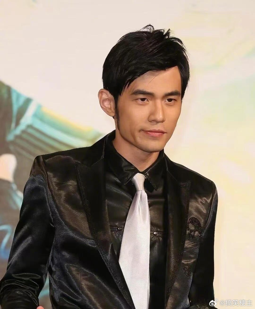 周杰伦杭州演唱会排面周杰伦一到杭州，整个西湖都跟着有氛围感，青花映钱塘的画面太有