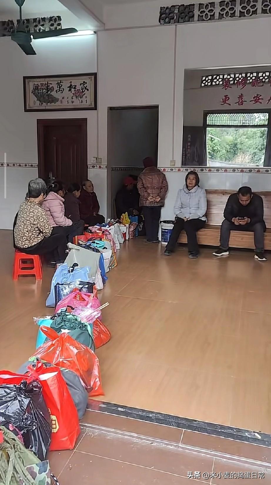 广西老家这排“祈福长龙”！
 
元宵刚过，回广西老家串门，一进堂屋直接被眼前的阵