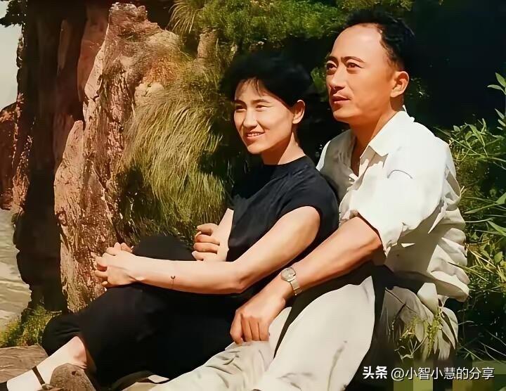 这年轻时候孙道临和妻子王文娟在爬山之余的一张合影，孙道临的五官俊朗，在那个年代属