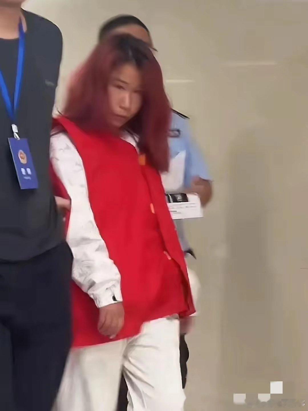 #娟子被抓#40万粉丝网红“娟子爱吃”的娟子，被网友拍到被抓啦！至于原因，简单说