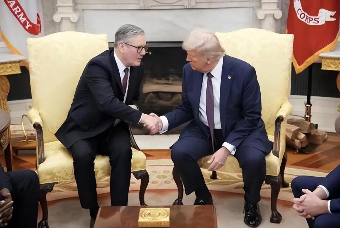 盟友当场拆台，特朗普霍尔木兹布局再遇挫。
特朗普12日公开宣称，英国将派遣扫雷舰