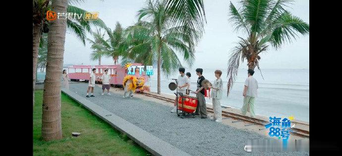 徐志胜舞狮差点舞进海里海角88号谁看了徐志胜的海边舞狮不笑啊！明明努力想做好，却