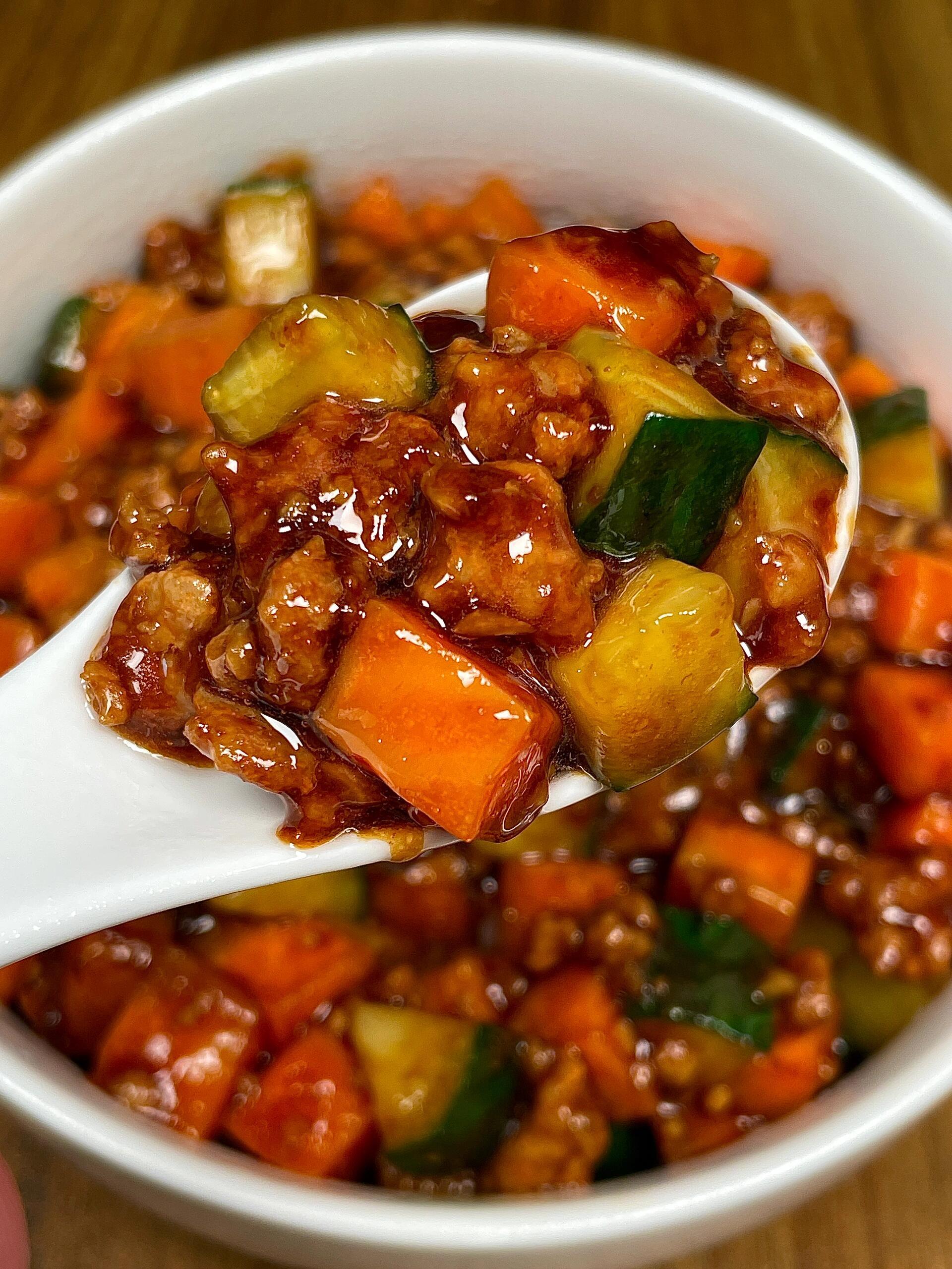 今天分享一道好吃又下饭的家常菜。肉沫胡萝卜炒黄瓜。巨巨巨好吃😋😋拌米饭吃，根