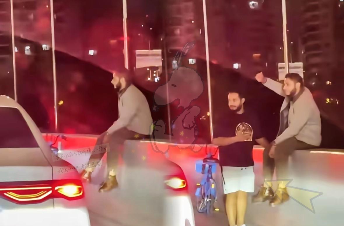 哪里来的滚哪里去
11月11日上海高架上两个外国人骑着共享单车，上高架了。
一个