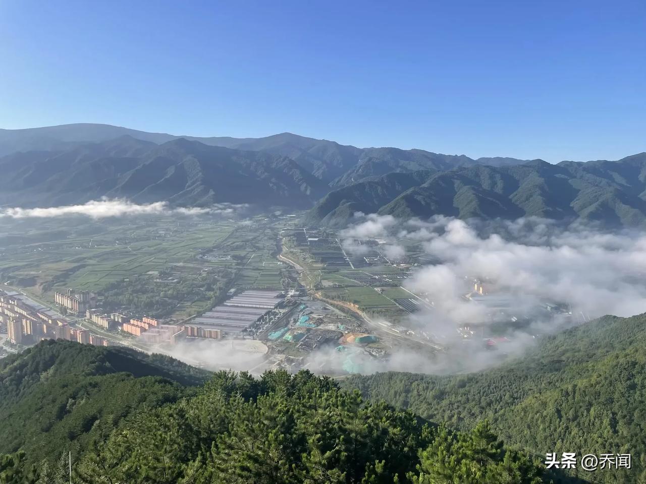 【七绝·青山】
一半青山一半云，
云凝云散未能均。
青山不改常青色，
只靠一年四