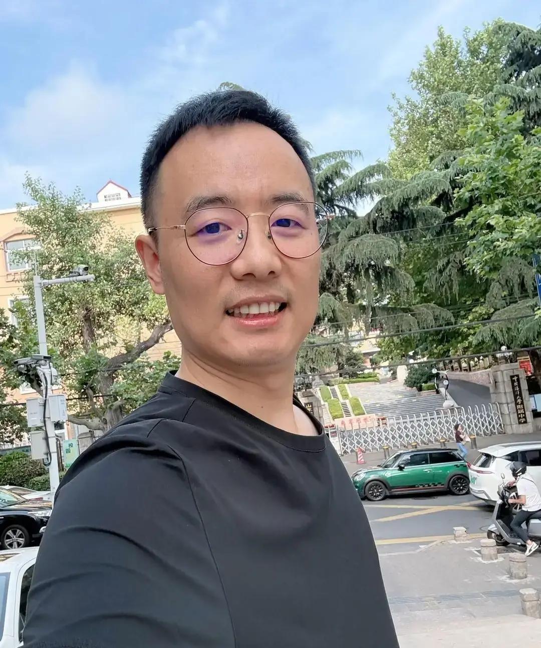 媳妇是北大医学博士，顶尖的肿瘤专家，结果在重庆旅游时，丈夫随口一句头疼，她当场就