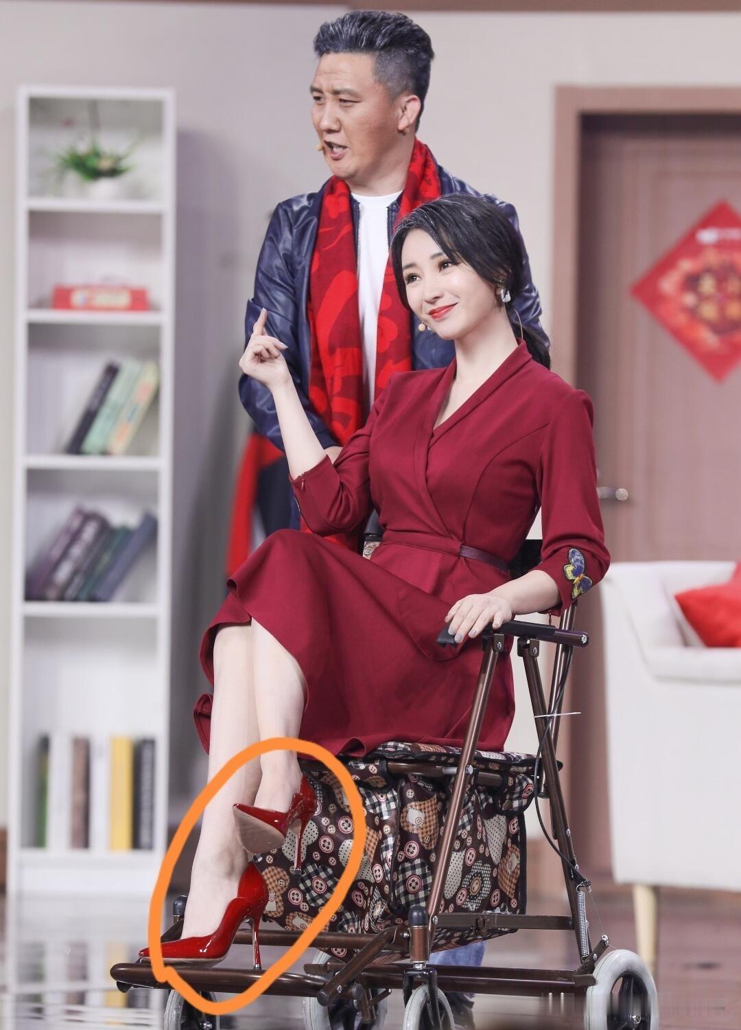 柳岩，身高162，个子不是那么完美，但是气质依旧在线，40多岁了年轻有气质。
