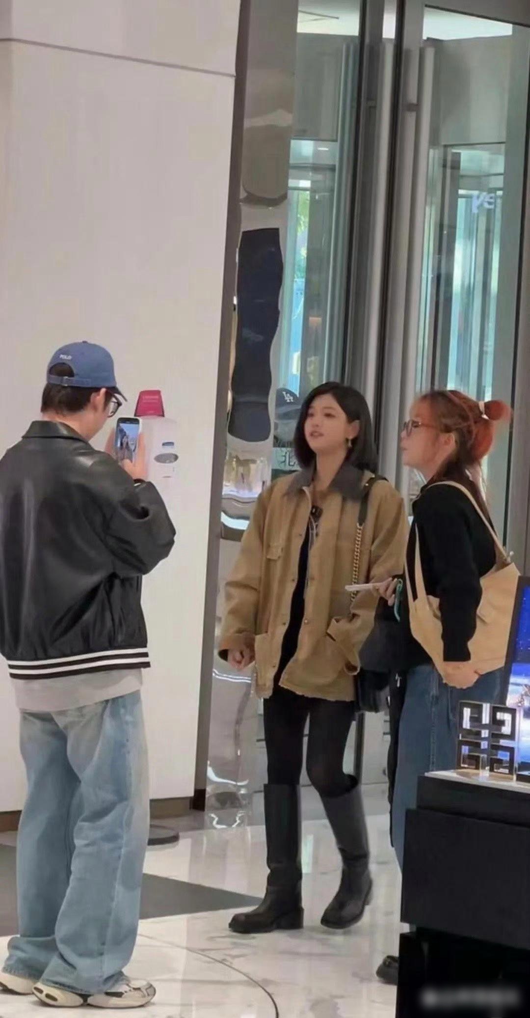 网友在北京逛街时偶遇陈妍希，她真的好漂亮！真不像40多岁的，脸小皮肤白，笑容甜美