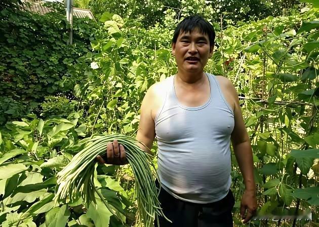 他像一位有头有脸的名人吗？