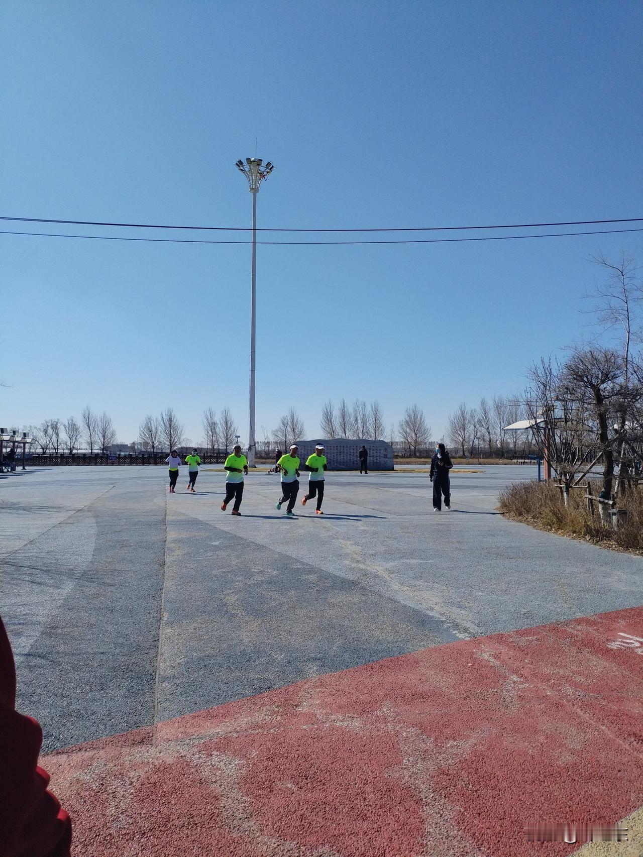 北国春
紧袖薄衫跑春风，
矮山密树古笛声。
寒地黑土连翘早，
请续句……
（纸鸢