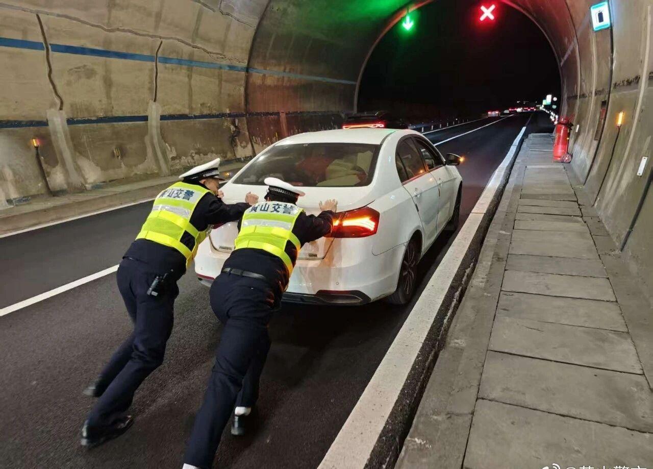 【高速隧道车辆抛锚交警秒变“推车侠”】近日， 高速一大队在巡逻中发现一辆故障车辆