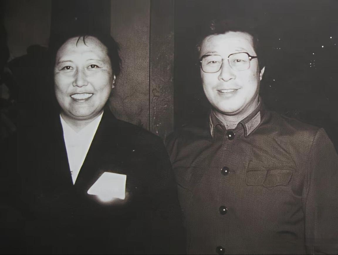 一张难得的世纪合影，定格两代银幕偶像的相逢。左侧杨丽坤，凭借《五朵金花》《阿诗玛