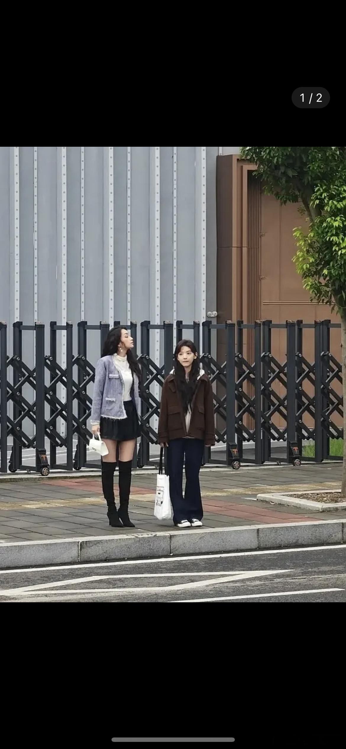 《难哄》这张同框图，章若楠虽然身材输了了，但脸赢了吧 ​​​