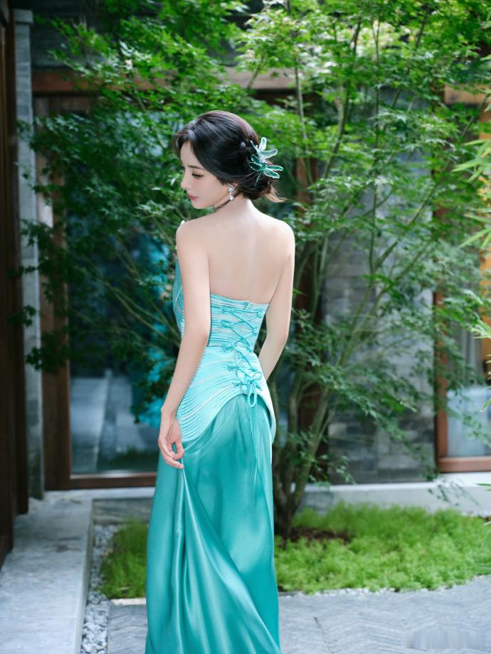 #杨幂相邀共赏月色# ​​​#杨幂盘发侧颜# ​​​月色撩人🌙，杨幂更是让人心