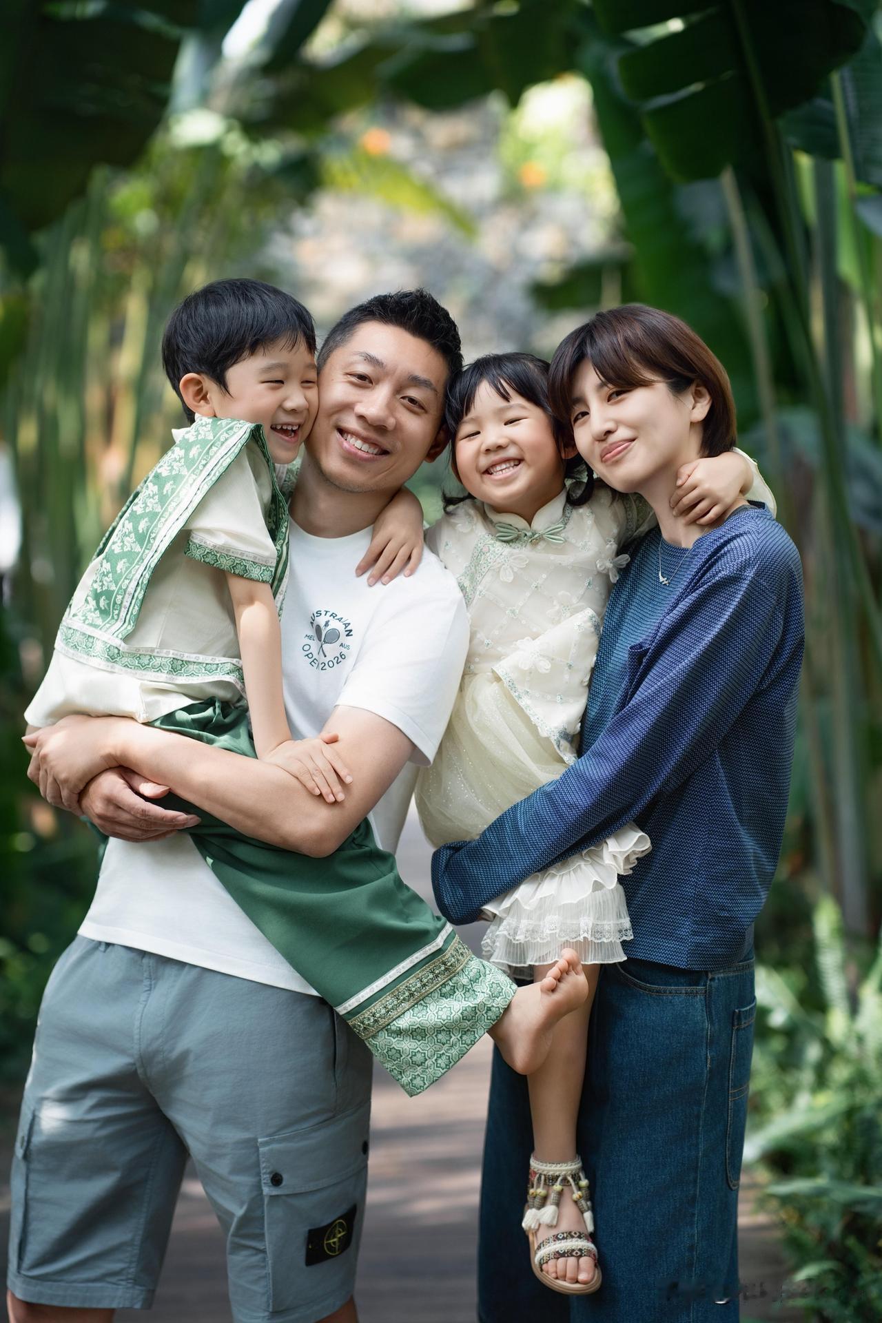 2月18日晚，许昕发文说：“祝大家新年快乐，我们就是这么过年滴，每张照片都值得收