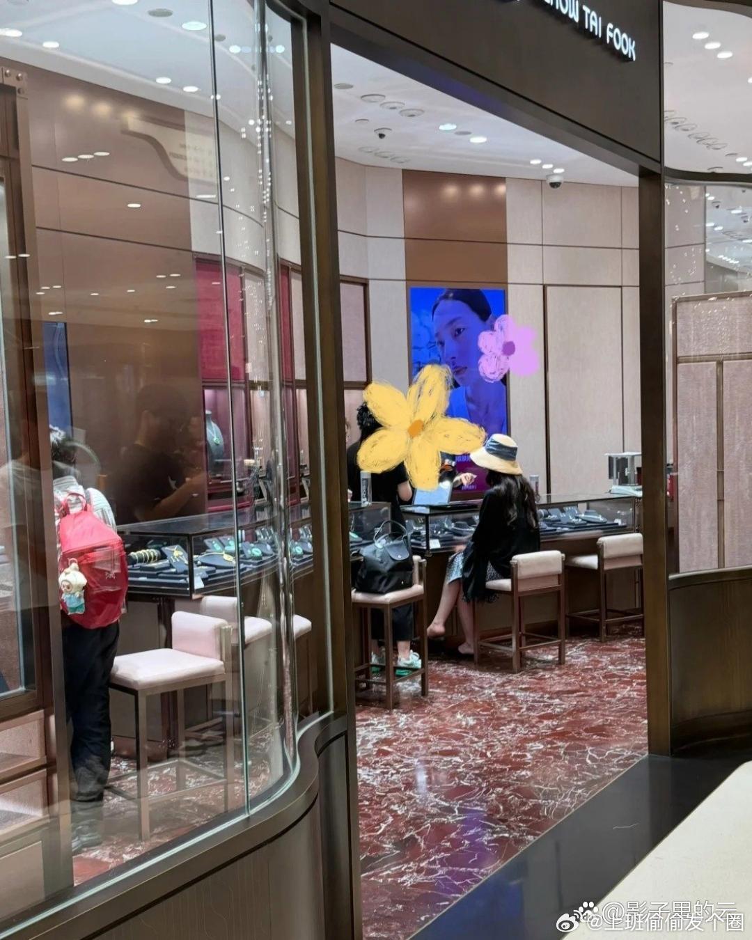 刘亦菲给员工送黄金月28日有路人爆料，在北京SKP的周大福偶遇了“刘亦菲。她那天