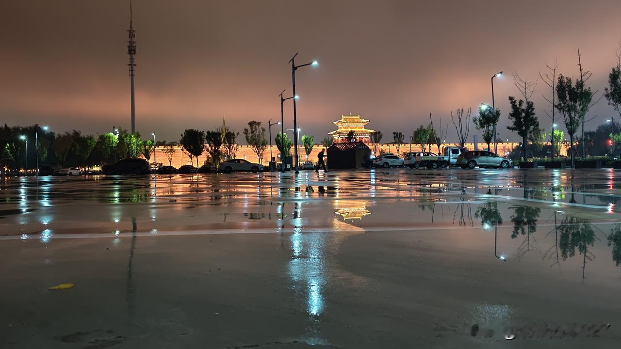 今天白天，大名县这边下了一天的雨，真是好极了。
现在逛了一圈古城，正好碰到了大名