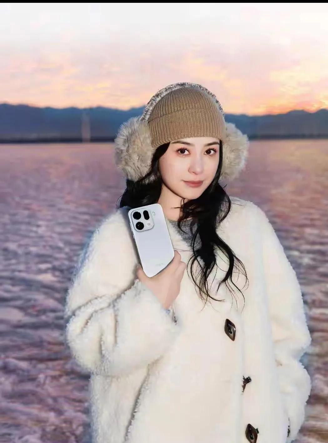 钟欣潼冬日氛围感杀疯了！
 
钟欣潼这组冬日随拍也太戳人了吧！软乎乎的白色羊羔毛