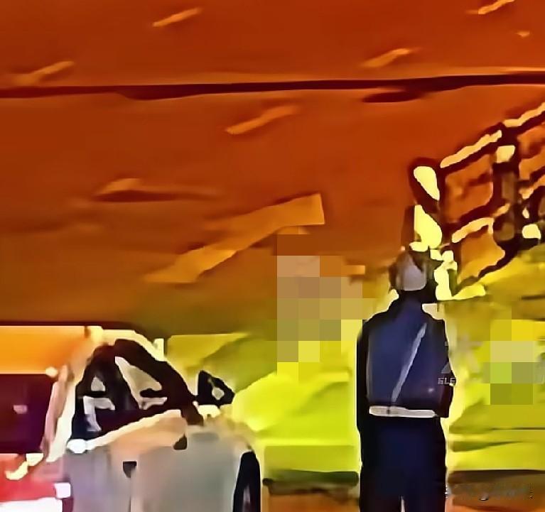 近日，成都一名网约车司机凌晨突发脑梗，在失去意识前，他将车开到西部战区空军某部，