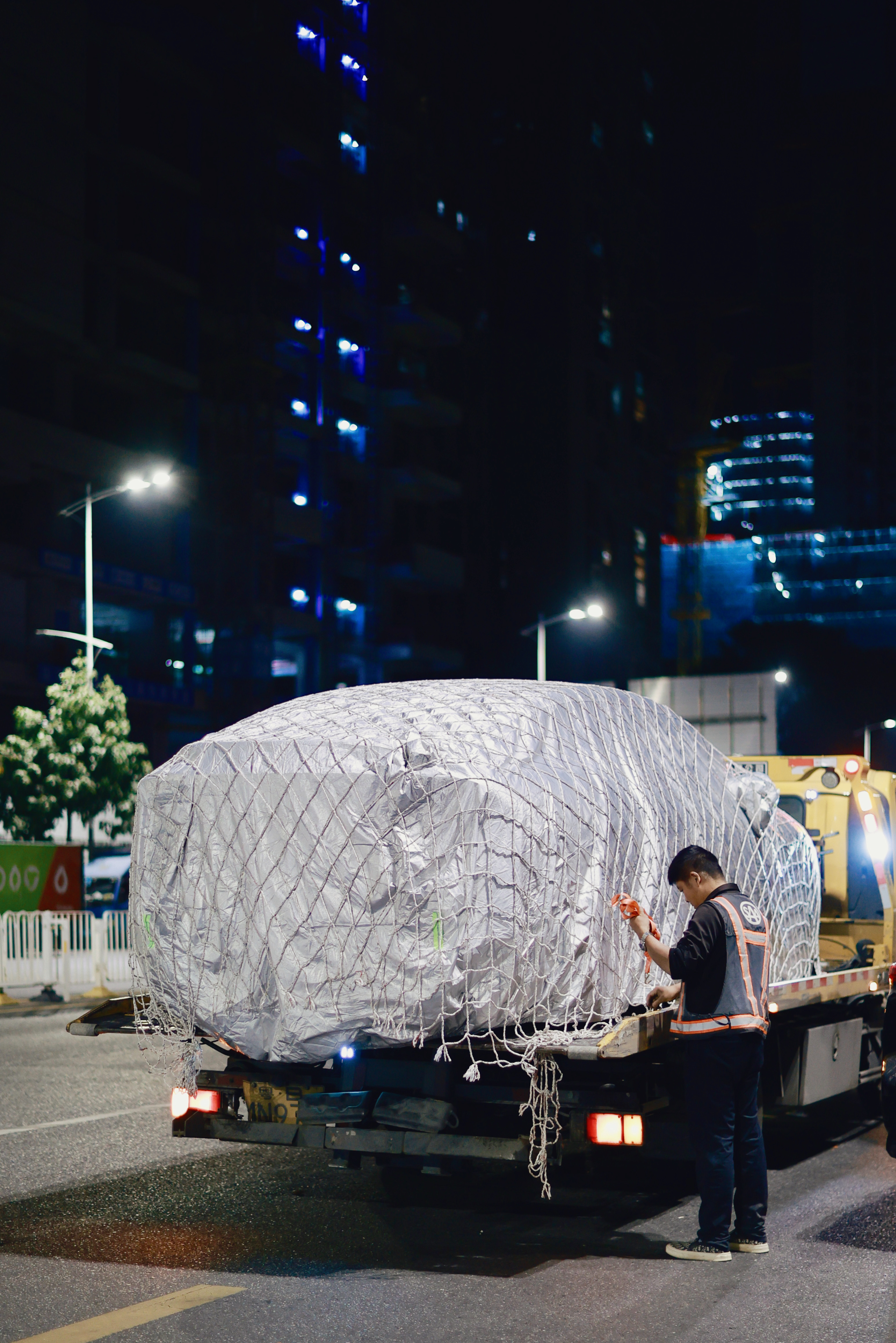 半夜两点半，接到电话下楼接收新的拍摄车辆。快到年底了也没能闲下来…继续搬砖新款小