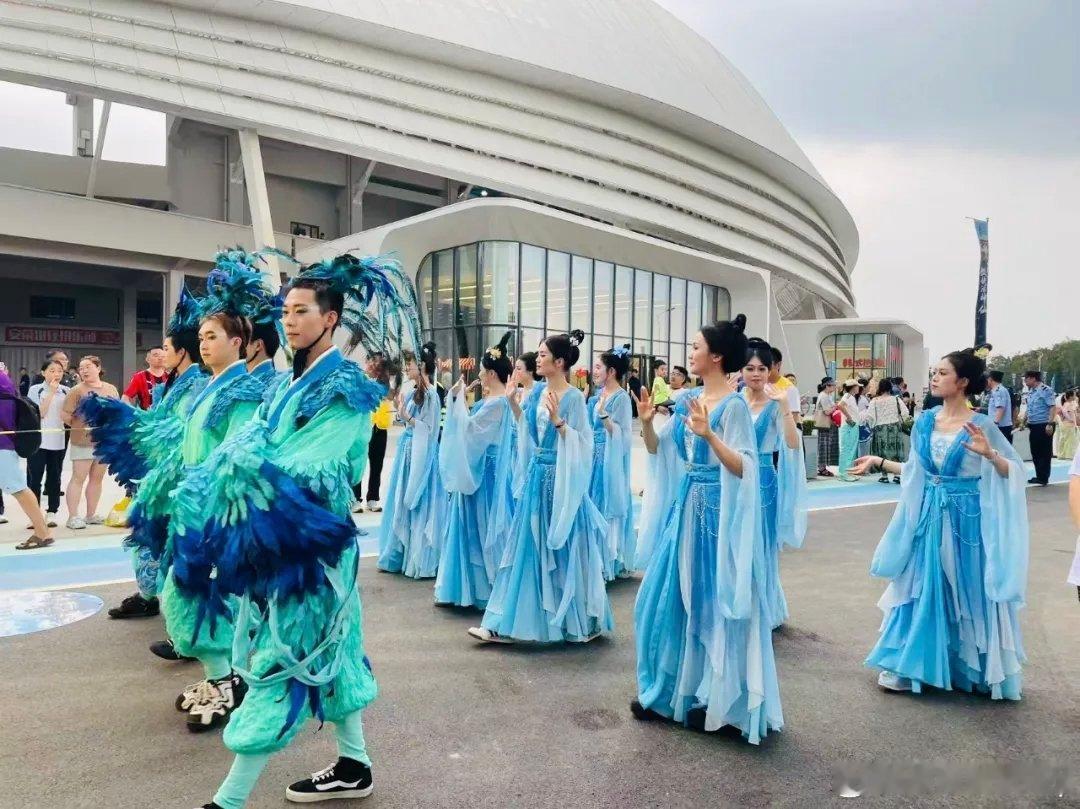 今日，2026赛季齐鲁足球超级联赛一场焦点战在烟台莱山体育公园打响，烟台队坐镇主