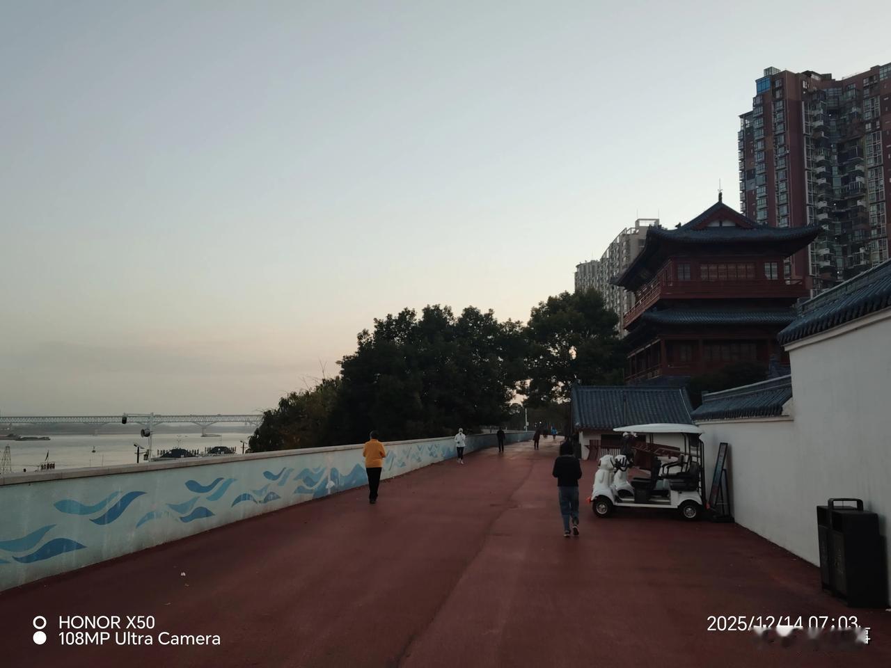 长江岸边晨练打卡