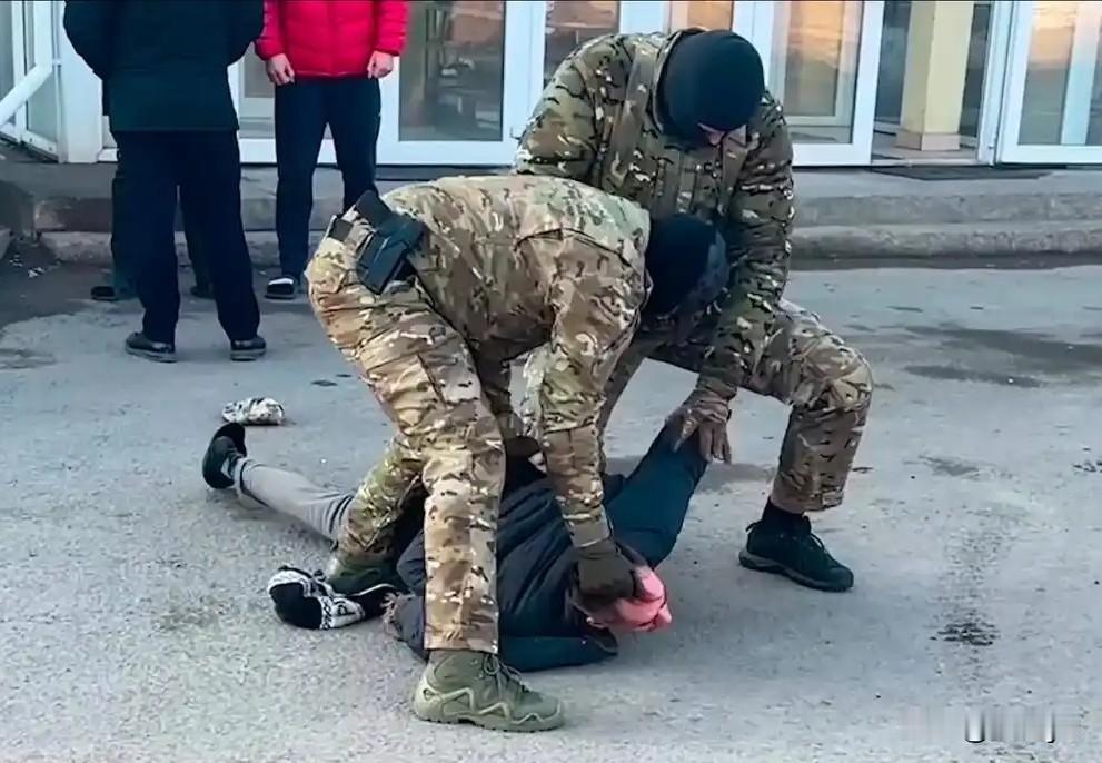 11月14日，俄安全局称，挫败乌克兰策划的暗杀俄高官（不知名）的阴谋。已逮捕3名