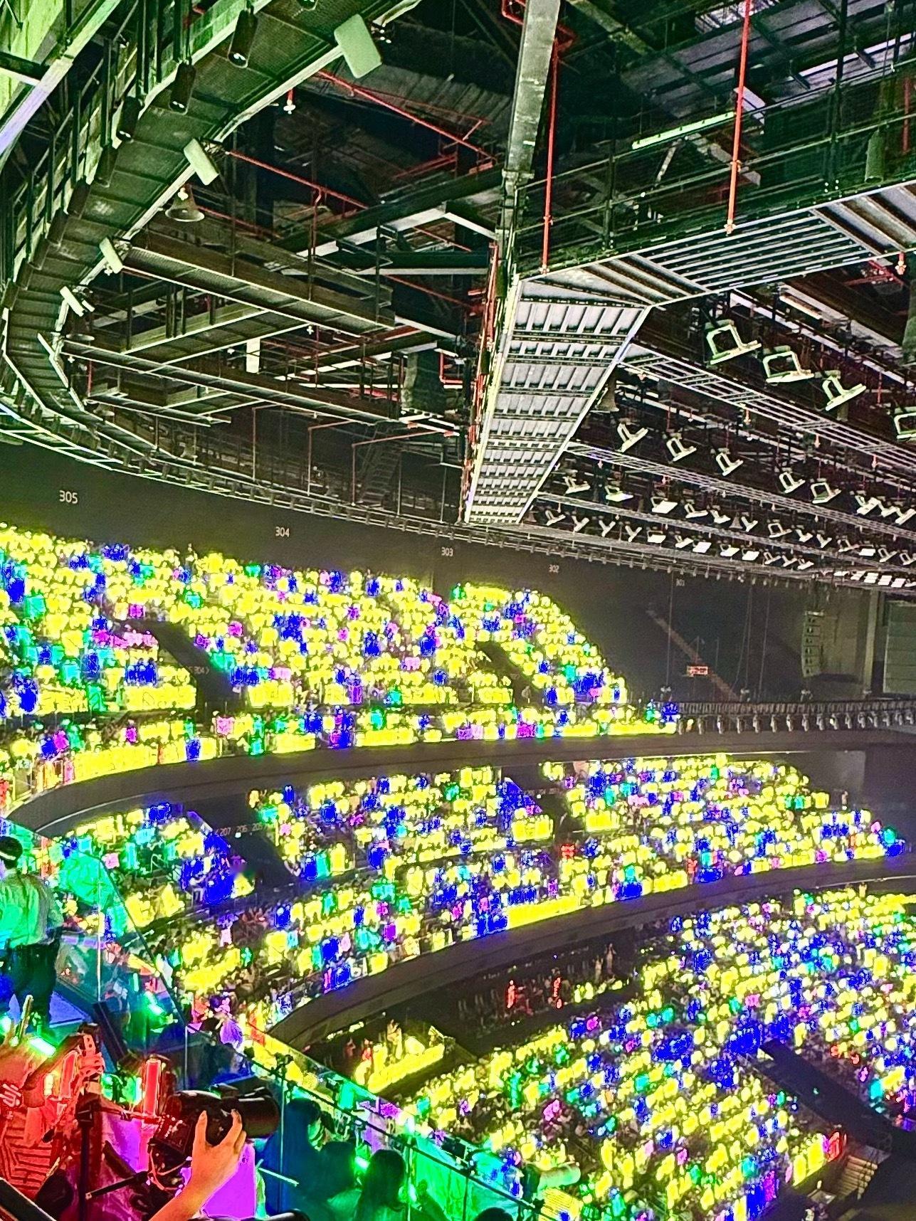 刚拍的最新灯牌状况，我手都在抖真的，朱志鑫你值得最好的