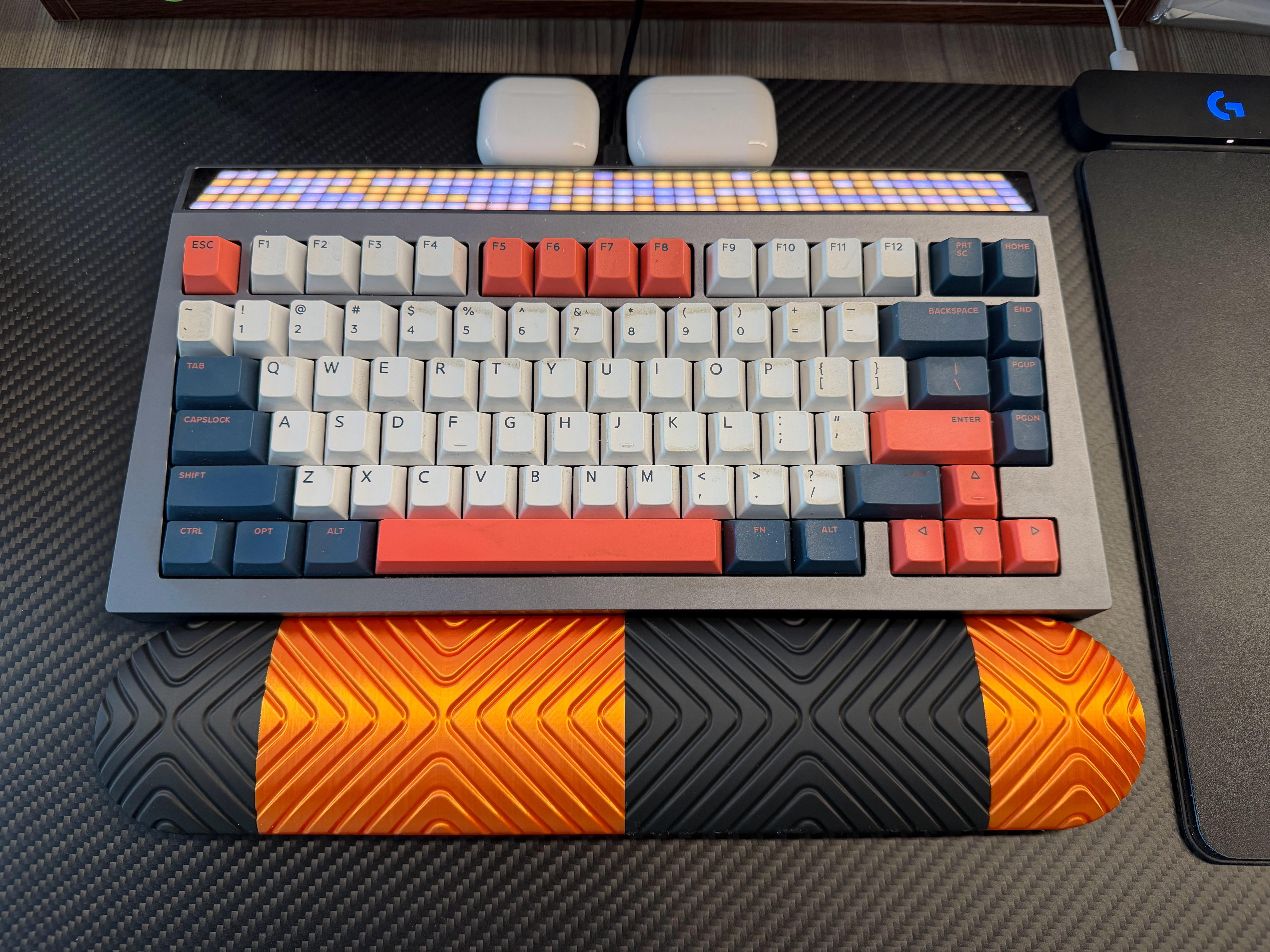 打印了一个减速带造型的键盘托，非常丝滑