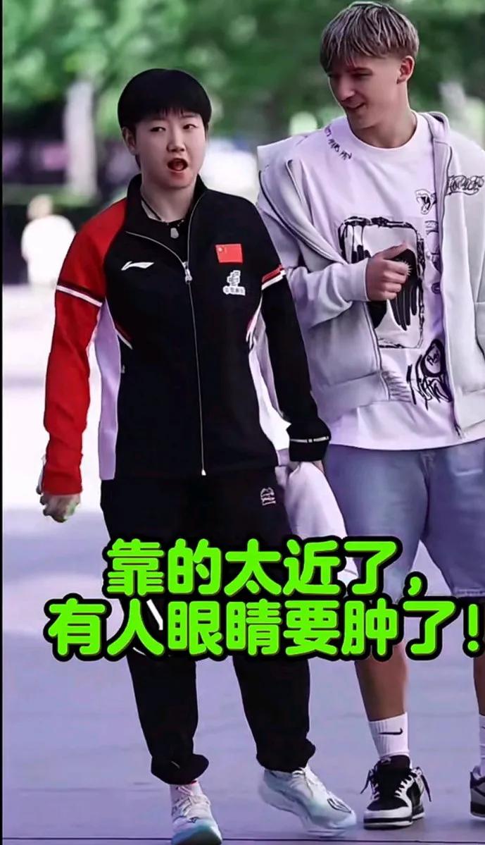 看我莎宝那自然大方的一站，这男孩太幸福了，偶遇就给世一来个合照！和外国球迷合影了