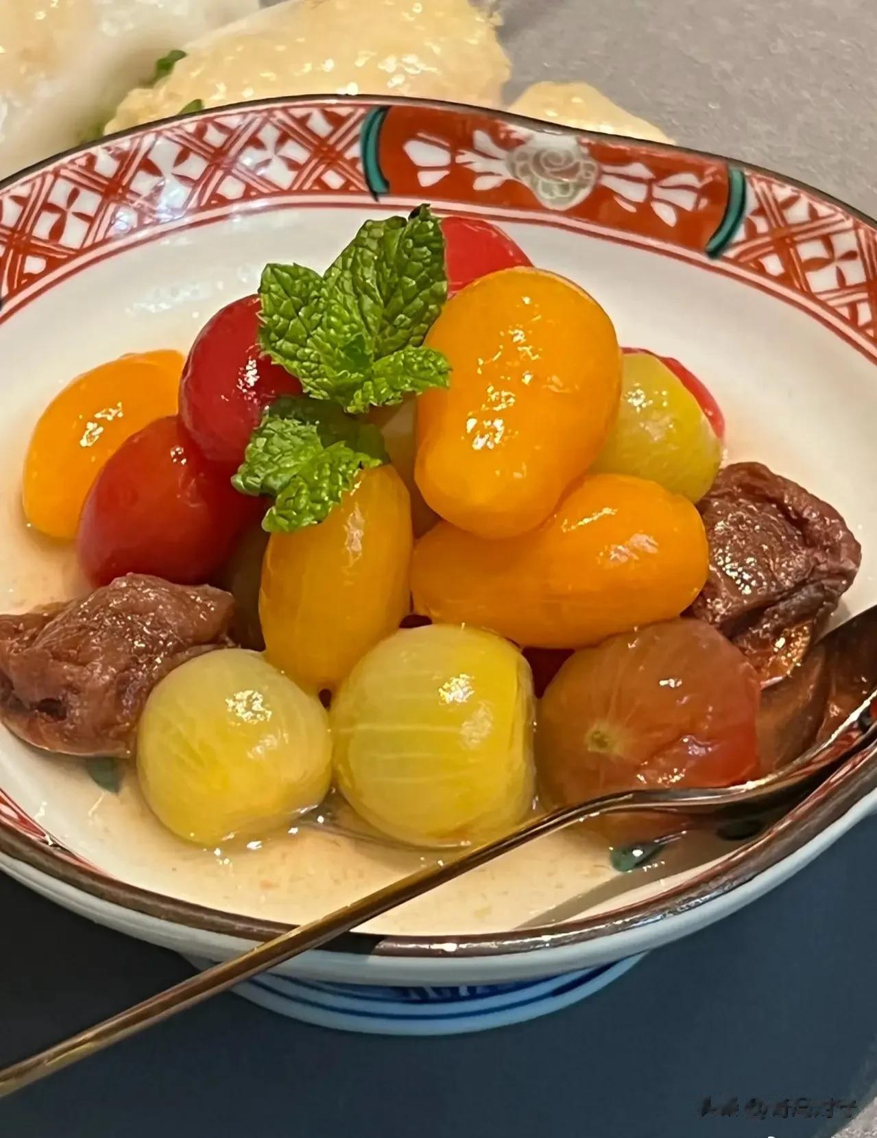 #冬天吃什么#
早餐:一杯牛奶、一个鸡蛋、一碗蛋炒饭、一个包子（1块钱）

午餐