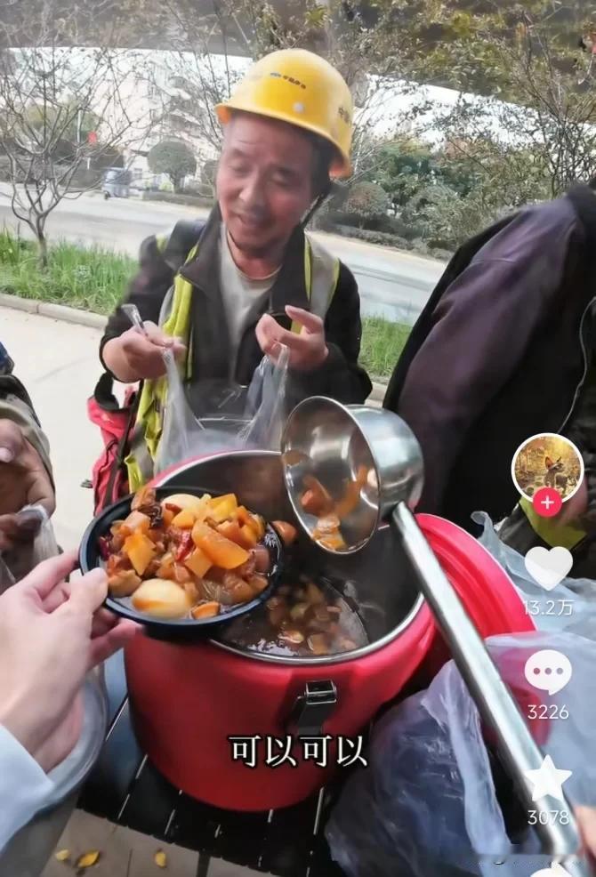 工地上的一幕让网友破防了，一份卤肉饭只卖10元，成本就有3块钱的猪肉、1块钱的米