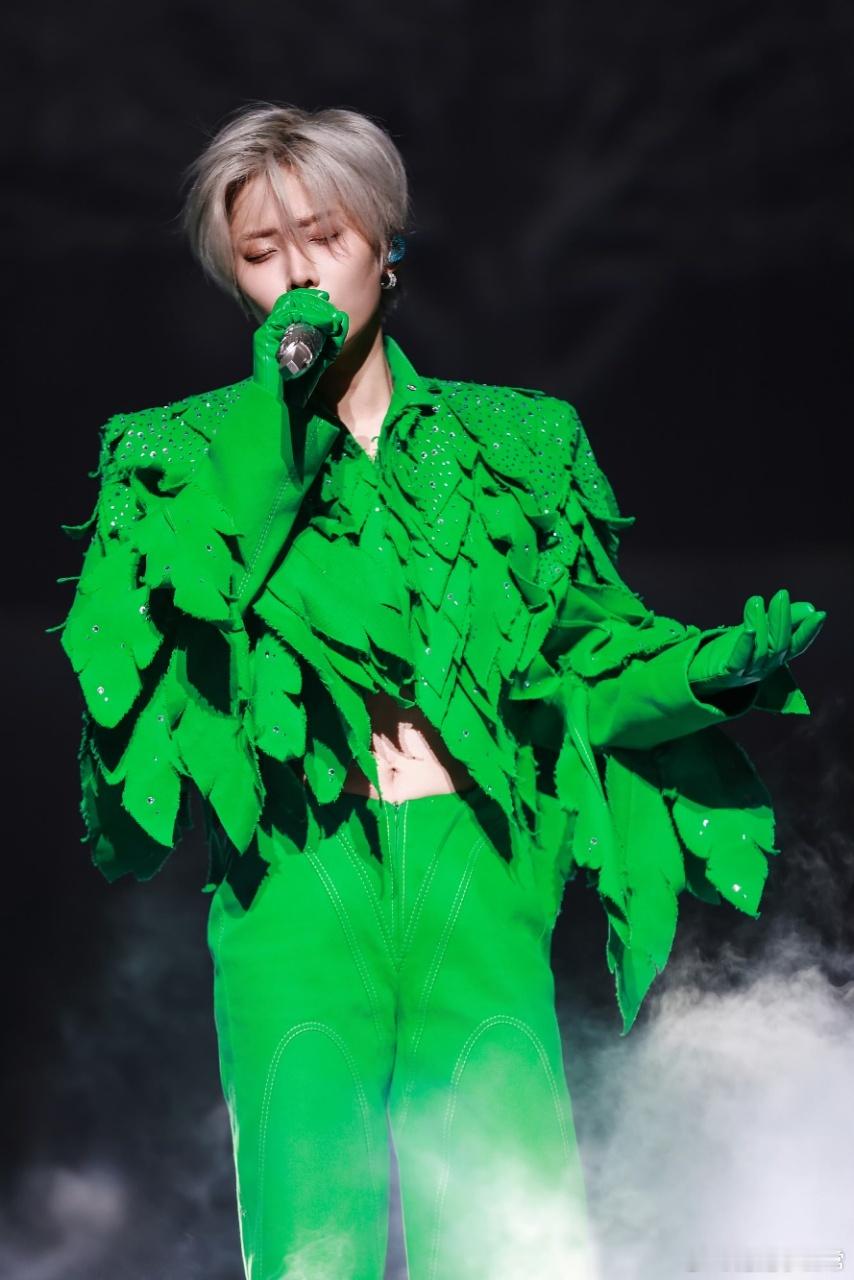 谁的DNA被唤醒了？两位歌手用各自方式诠释本土文化，在国际舞台发光发热，这波互关