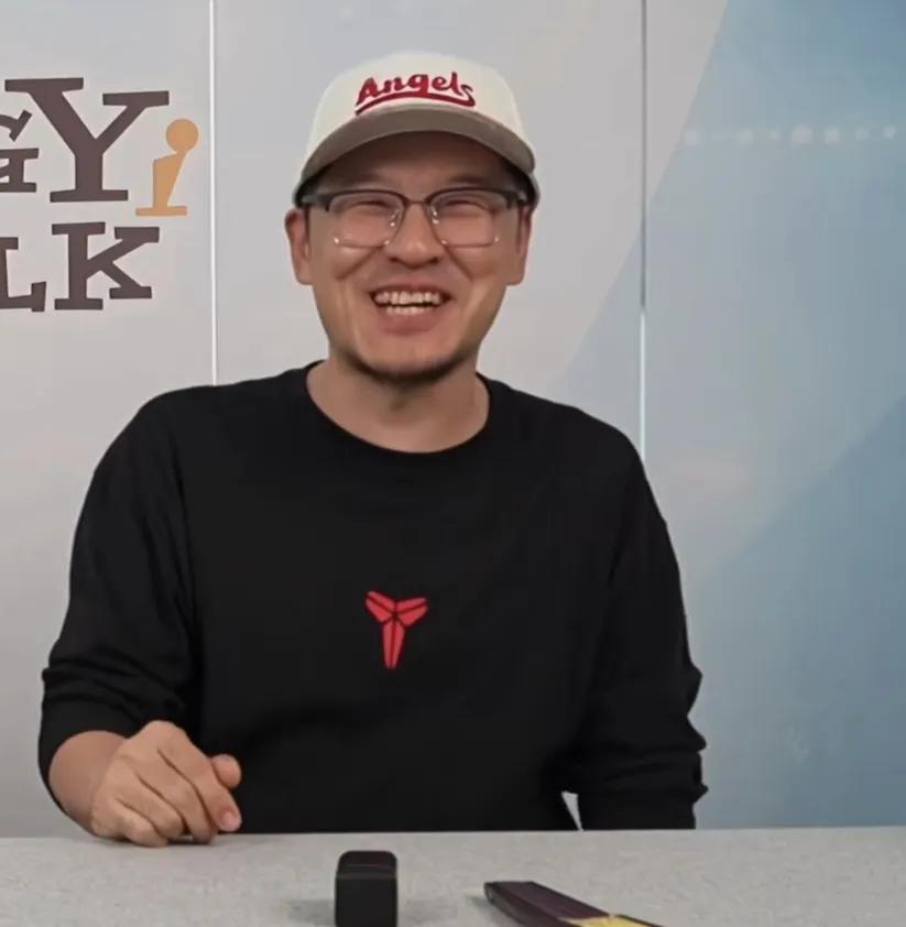 我们亲爱的杨毅老师又管不住自己的嘴了！
我发现杨毅真是啥流量都想蹭啊！之前因为杨