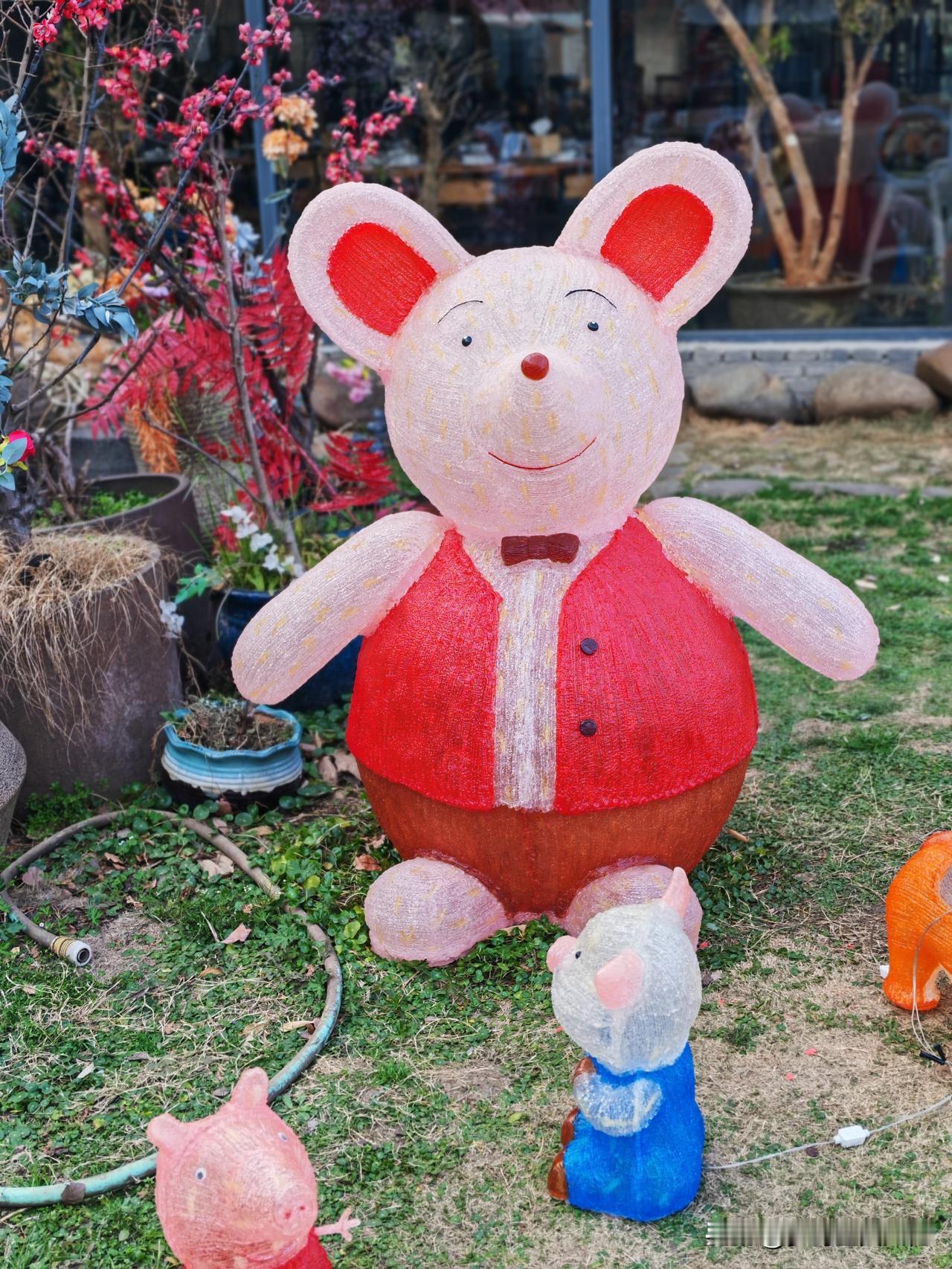 别把网红当文化之精神图腾
真正的文化远不止流量喧嚣

 
网络时代，不少网红凭借