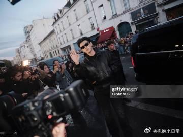 陈飞宇嘴角压不住了陈飞宇外媒镜头 巴黎秀场阿瑟All Black风魅力绽放，墨镜