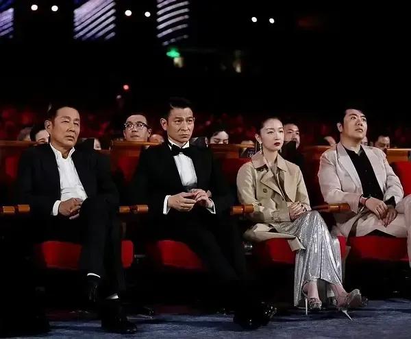 周冬雨已经成功接过章子怡的大旗，成为内地影坛的头号女星，从她参加金鸡奖的座位安排