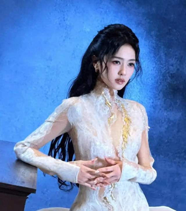 白鹿贴身透视裙，完美曲线藏不住
