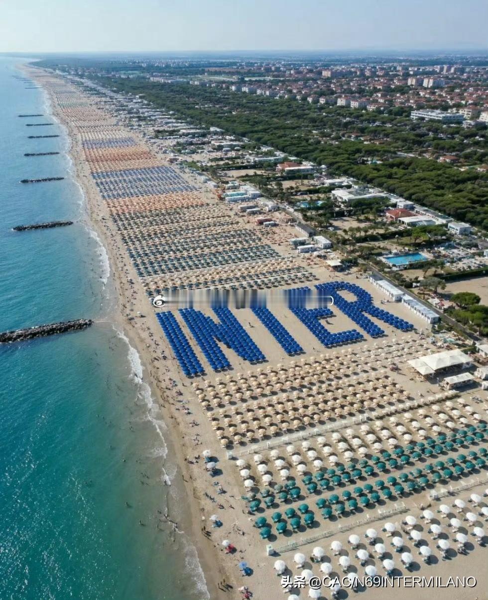 🏖️ 碧海沙滩之上，
万千遮阳伞拼出INTER🖤💙，
这是属于国际米兰球迷