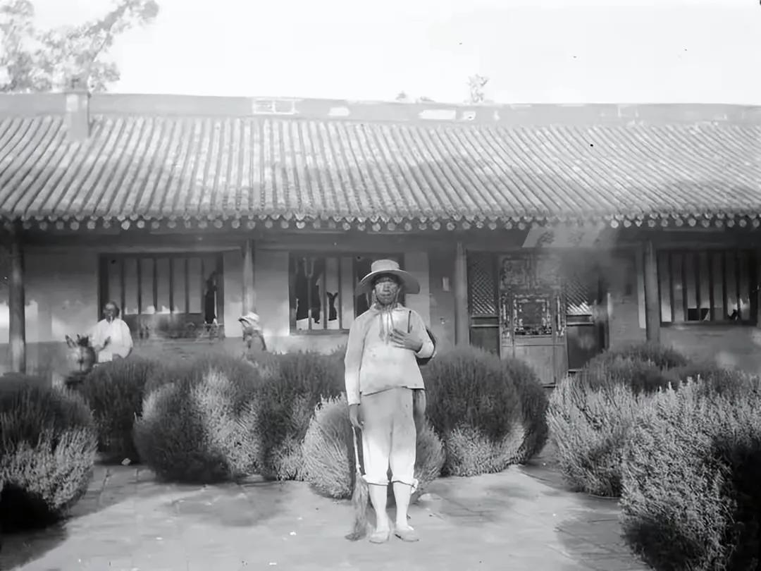 1914 年，山西与中国处于新旧交替之际。建筑上，古建留存彰显底蕴，城市乡村却少