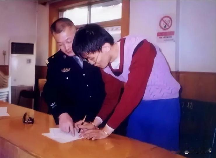 2002年，一名校大学生用硫酸泼熊，造成4只严重灼伤，1只失明。21年过去，他成