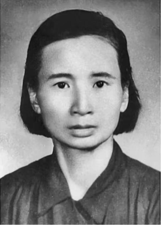 1933年，撤退途中，钱瑛不幸被捕，被押解去见敌军头目路上，她突然想到口袋里有个