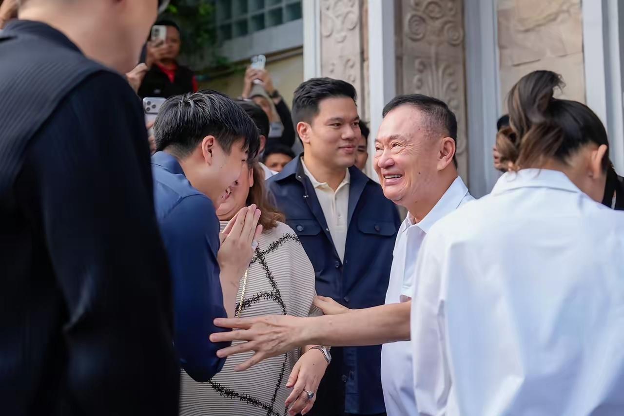 监狱大门打开的那一刻，为泰党同僚和“红衫军”等的不只是他信，更像在等一口久违的底