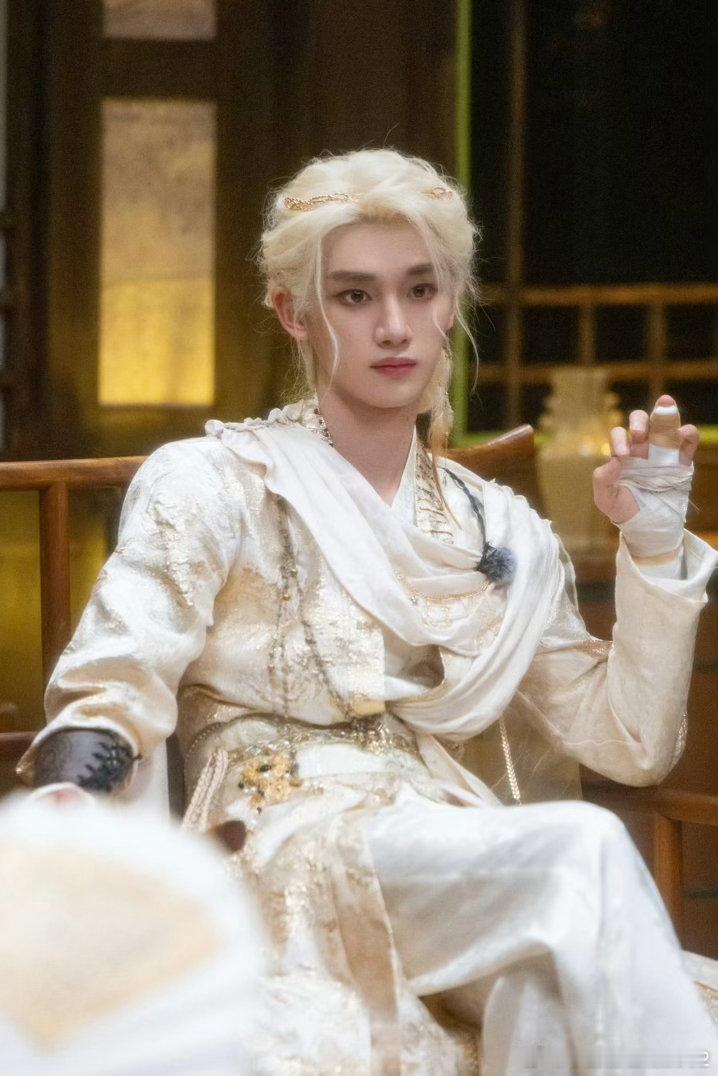 丁程鑫丁程鑫加冠礼演唱会丁程鑫脖子上的星星 晚霞洒遍鲜花，都不如你这朵玫瑰惹人喜