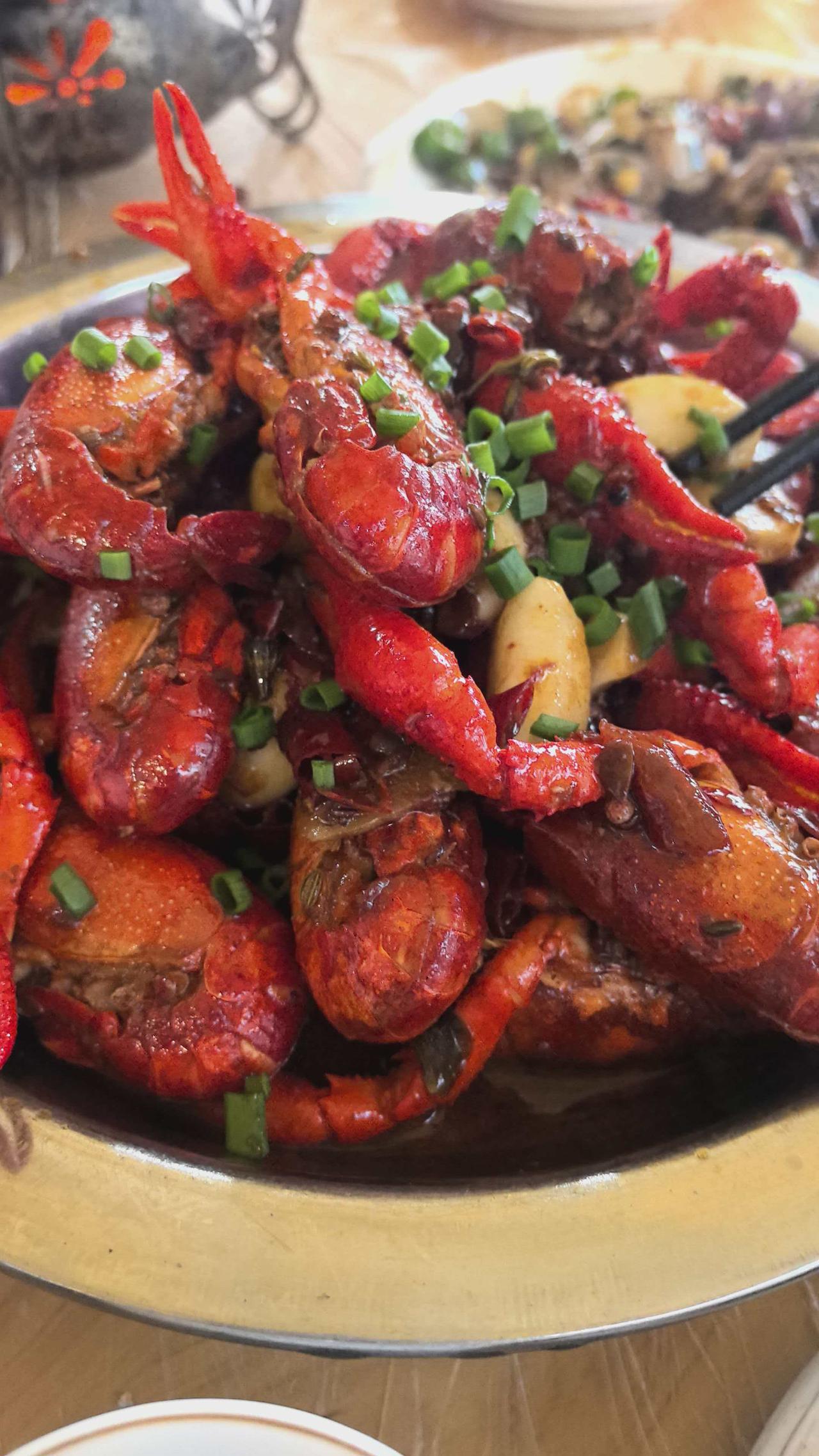 心心念念的小龙虾终于上市了！这一盘有20只左右，158的价格你觉得怎么样？
虽然