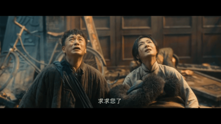 医馆奶奶扔下麻绳的这一刻 回头去看第九集这一幕，真的好有意义。丁玉娇和万福在废墟