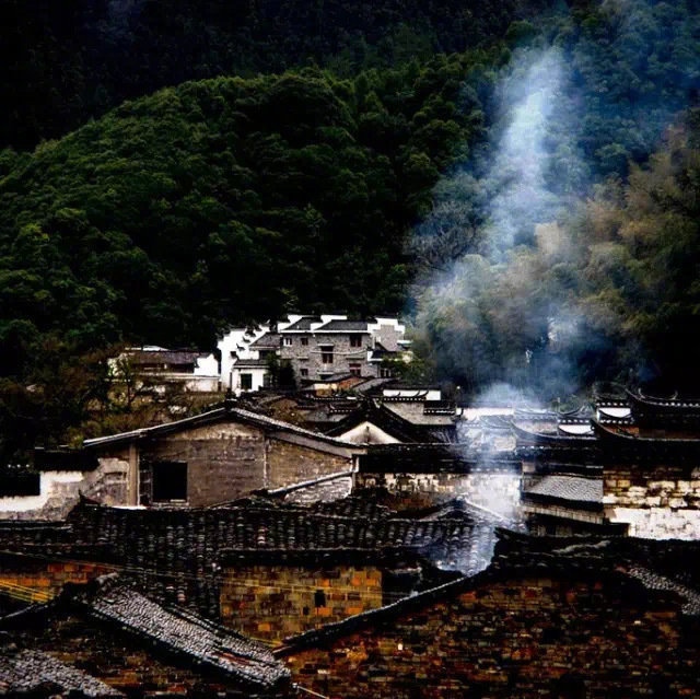 江西瑶里古镇，这里有的是安安静静的徽派老建筑、山水景色，特别适合小住。旅游美景