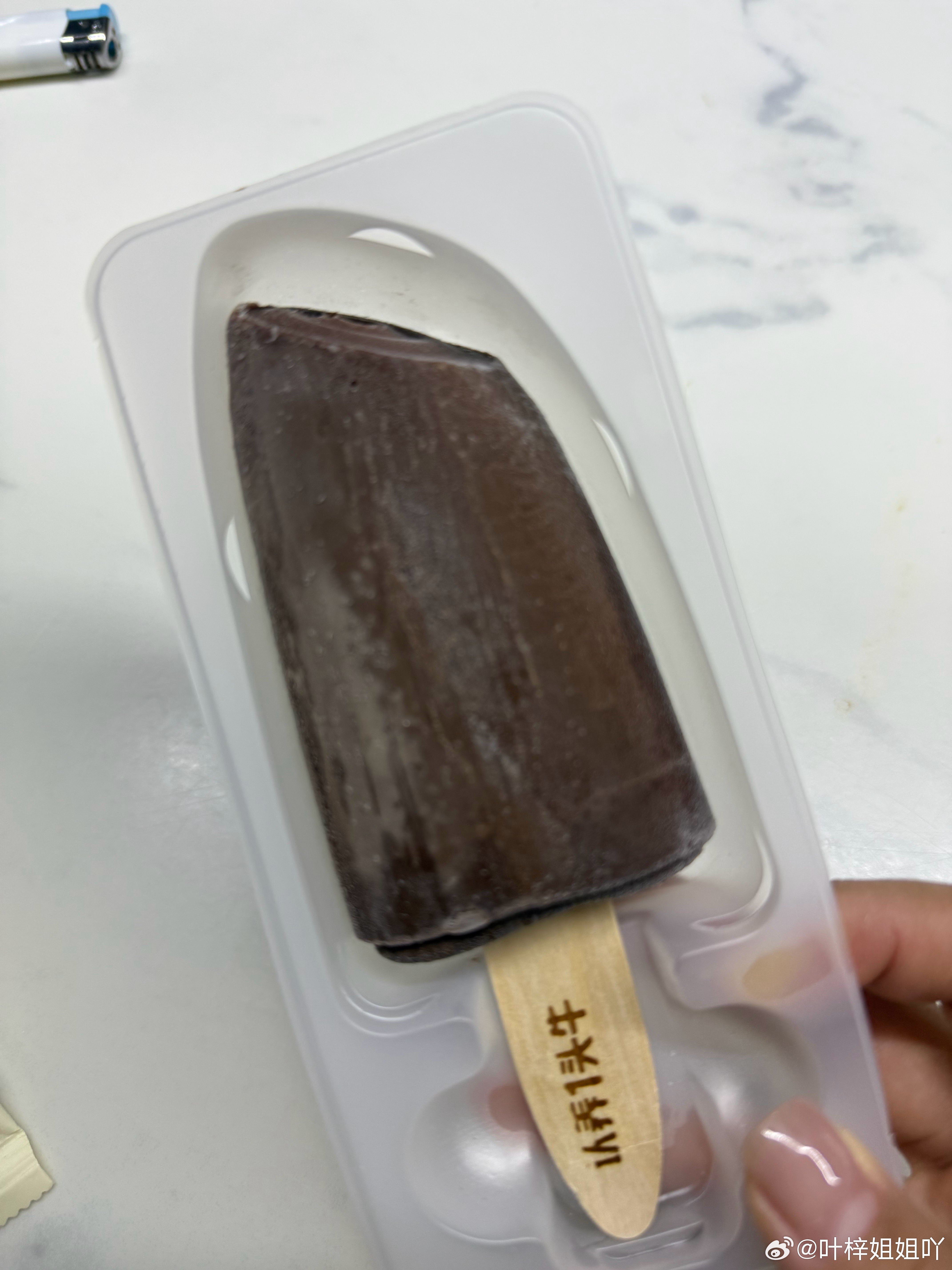 挺贵的雪糕，还缺了一口，商家是会做生意的 