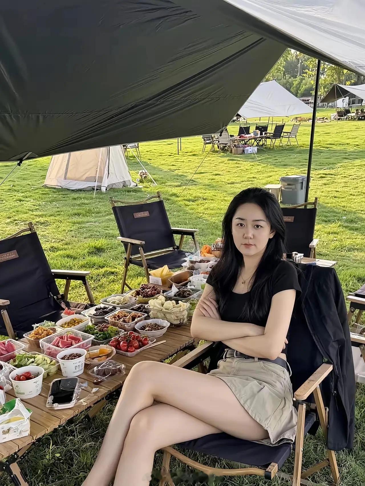 野外露营，一看这姑娘的坐姿就是很自信，肤白貌美大长腿，漂亮？ 