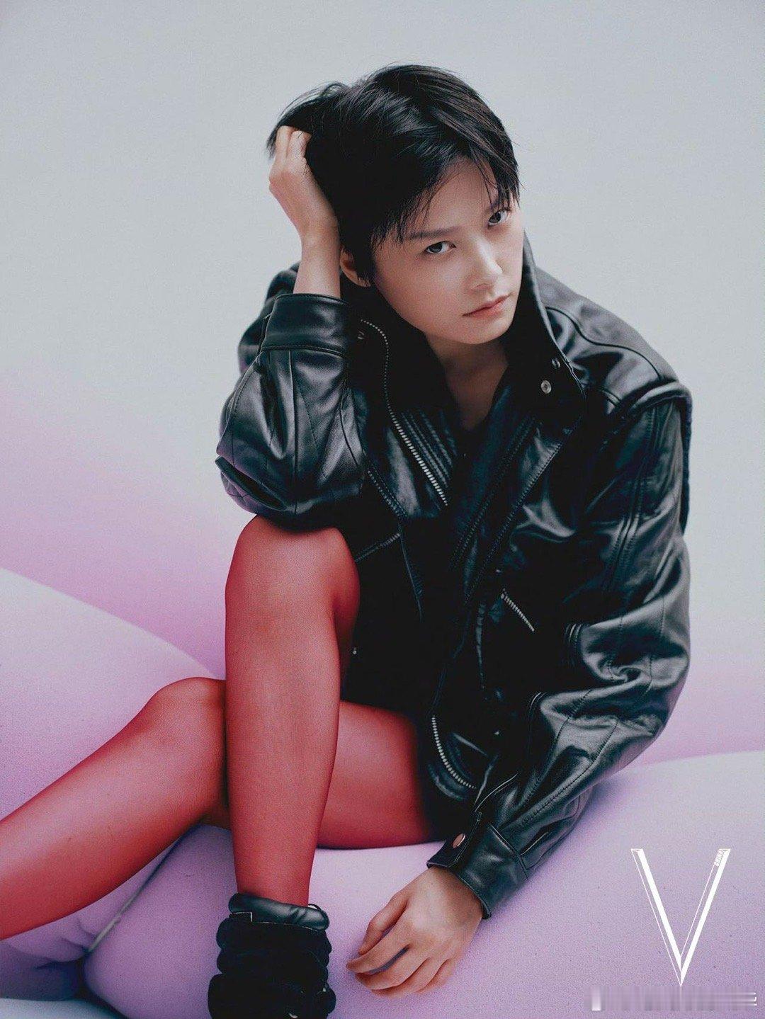 李宇春V中文版九月刊封面V中文版九月刊封面曝光，李宇春惊艳亮相！黑白极简风凸显她